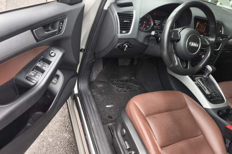 Used Audi Q5 2015 40 TFSI Trendy Edition Driver Seat
