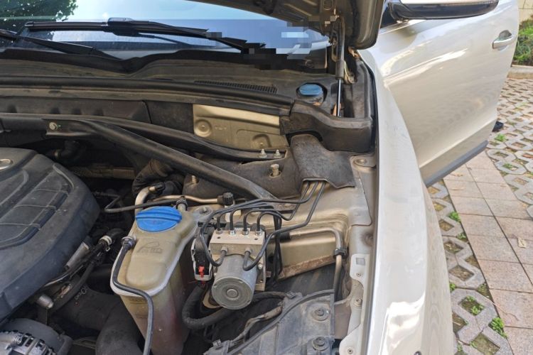 Used Audi Q5 2015 40 TFSI Comfort Model Engine Bay Left