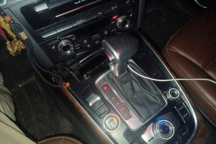 Used Audi Q5 2015 40 TFSI Comfort Model Gear Lever