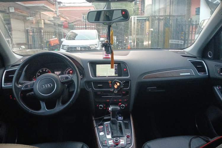 Used Audi Q5 2015 40 TFSI Comfort Model Headliner