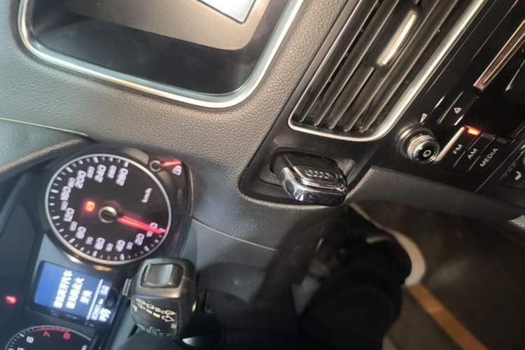 Used Audi Q5 2015 40 TFSI Technology Edition Interior 1