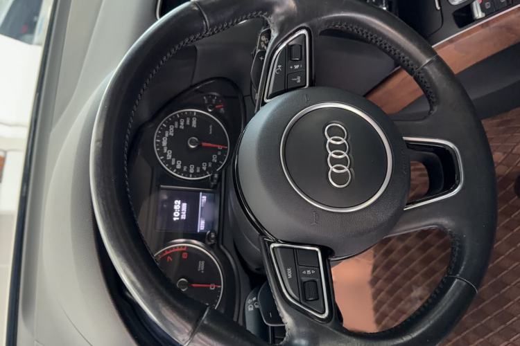 Used Audi Q5 2015 40 TFSI Comfort Model Interior 3