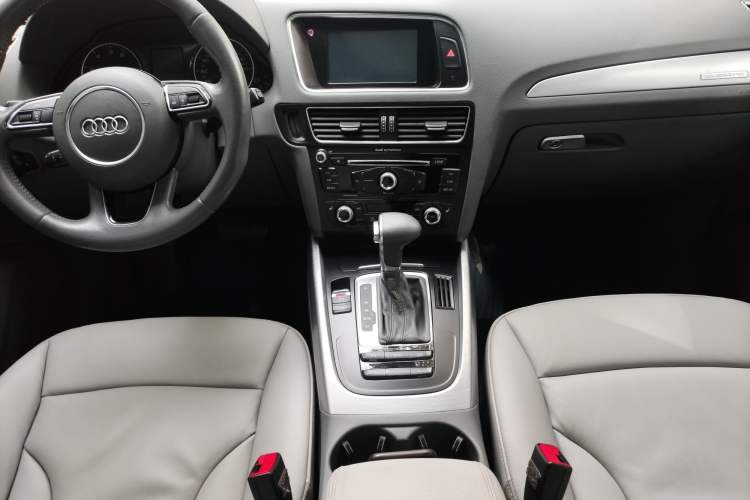 Used Audi Q5 2015 40 TFSI Technology Edition Interior 8