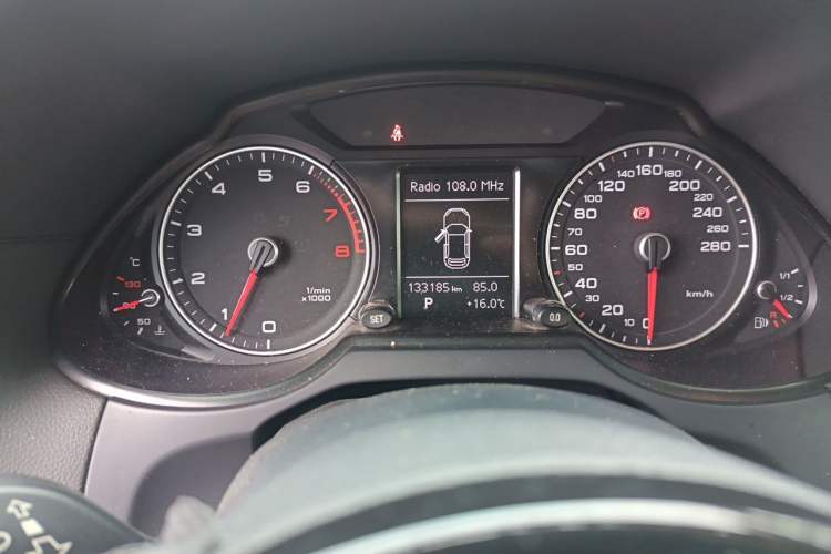 Used Audi Q5 2015 40 TFSI Trendy Edition Odometer Close Up