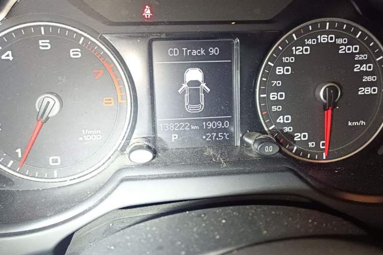 Used Audi Q5 2015 40 TFSI Trendy Edition Odometer Close Up