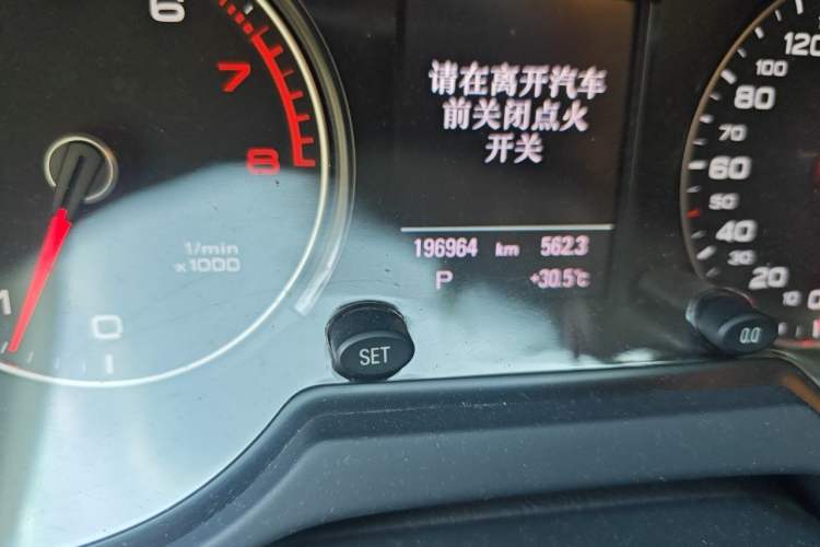 Used Audi Q5 2015 40 TFSI Comfort Model Odometer Close Up