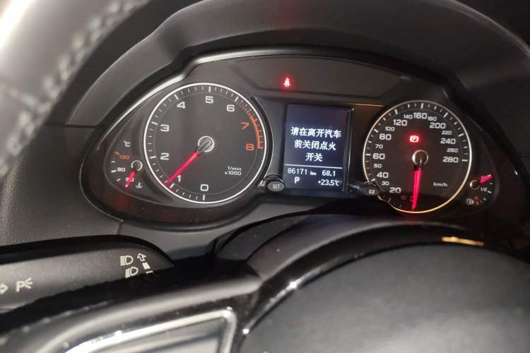 Used Audi Q5 2015 40 TFSI Technology Edition Odometer Close Up