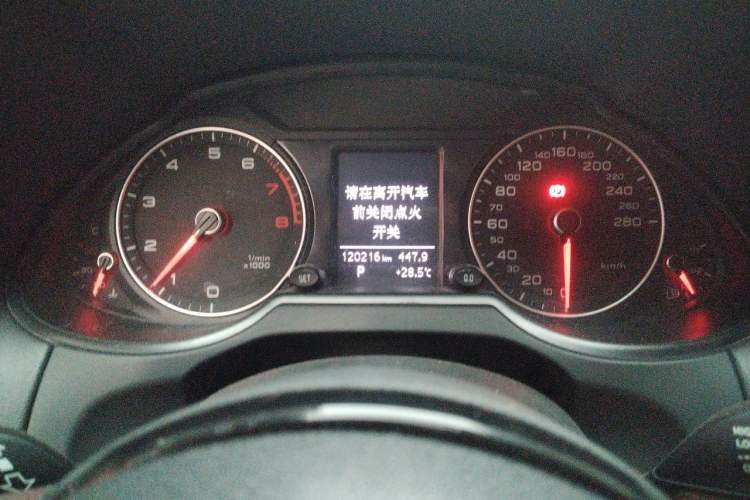 Used Audi Q5 2015 40 TFSI Technology Edition Odometer Close Up