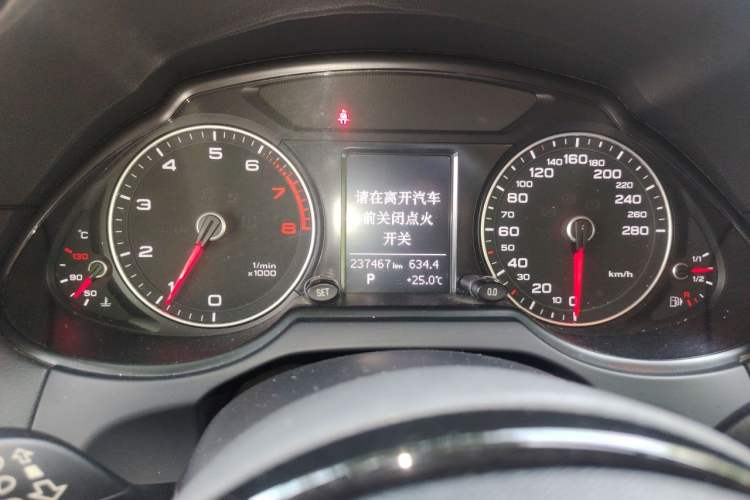 Used Audi Q5 2015 40 TFSI Technology Edition Odometer Close Up