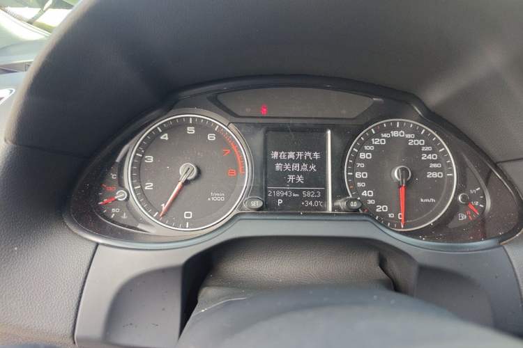 Used Audi Q5 2015 40 TFSI Technology Edition Odometer Close Up