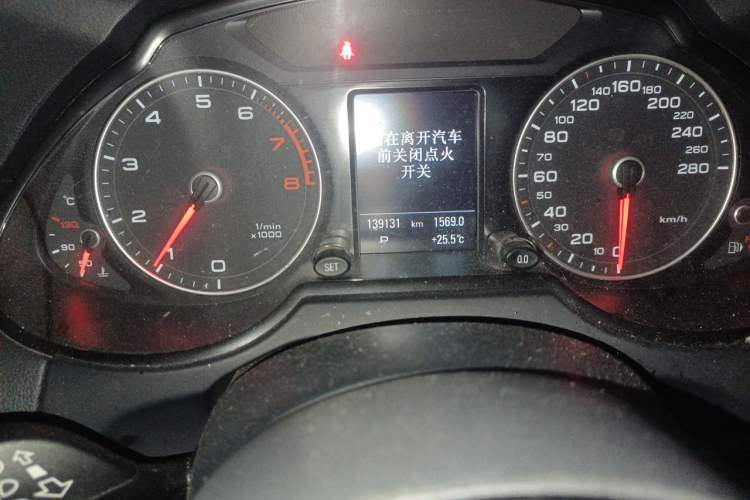 Used Audi Q5 2015 40 TFSI Comfort Model Odometer Close Up