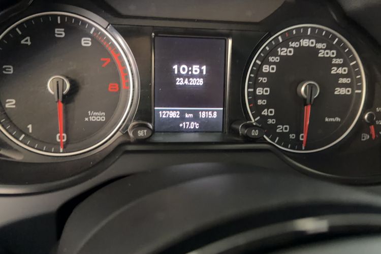 Used Audi Q5 2015 40 TFSI Comfort Model Odometer Close Up