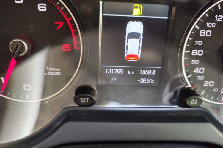 Used Audi Q5 2015 40 TFSI Comfort Model Odometer Close Up