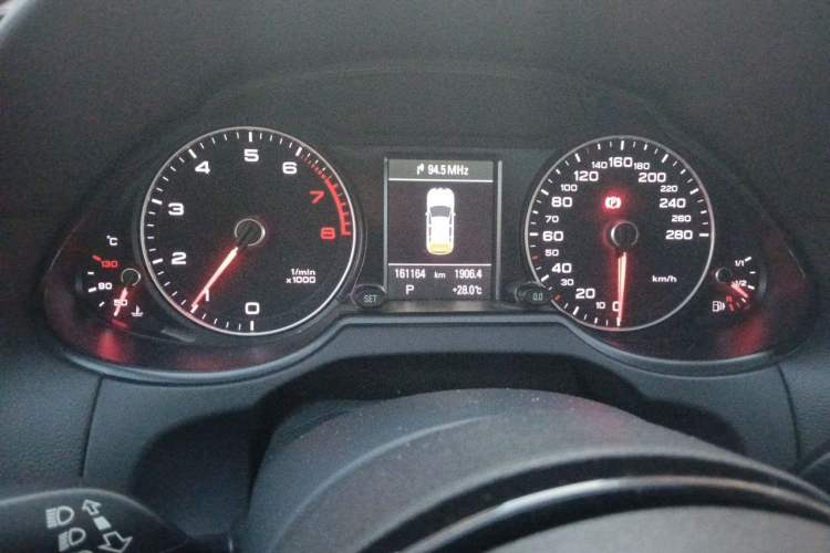 Used Audi Q5 2015 40 TFSI Comfort Model Odometer Close Up