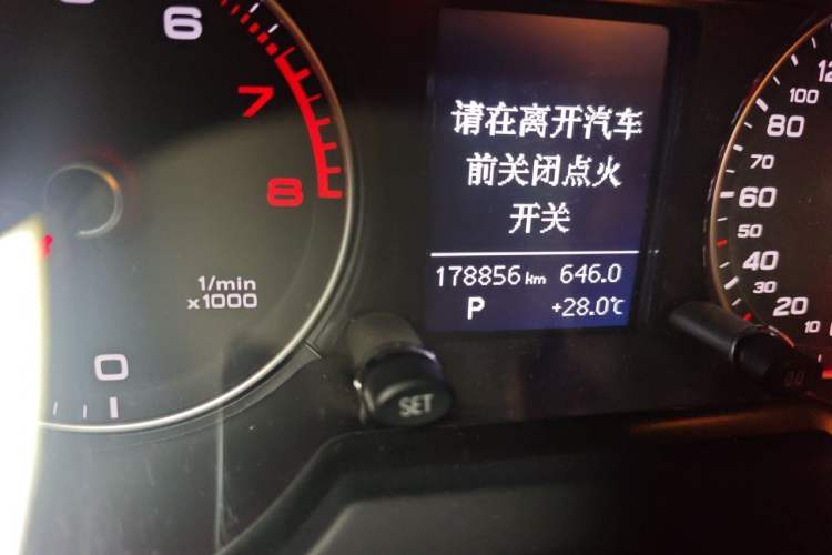 Used Audi Q5 2015 40 TFSI Technology Edition Odometer Close Up
