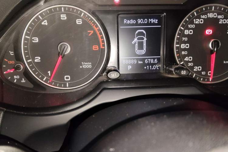 Used Audi Q5 2015 40 TFSI Trendy Edition Odometer Close Up