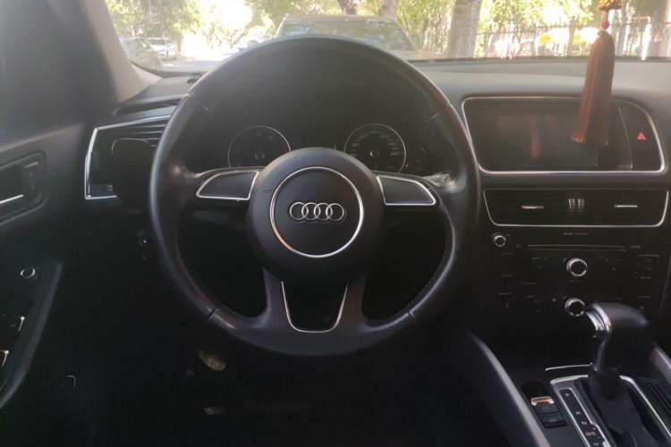 Used Audi Q5 2015 40 TFSI Trendy Edition Steering Wheel
