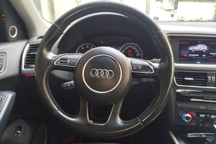 Used Audi Q5 2015 40 TFSI Comfort Model Steering Wheel