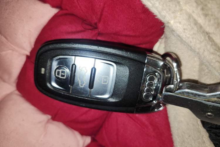 Used Audi Q5 2015 40 TFSI Comfort Model Vehicle Key