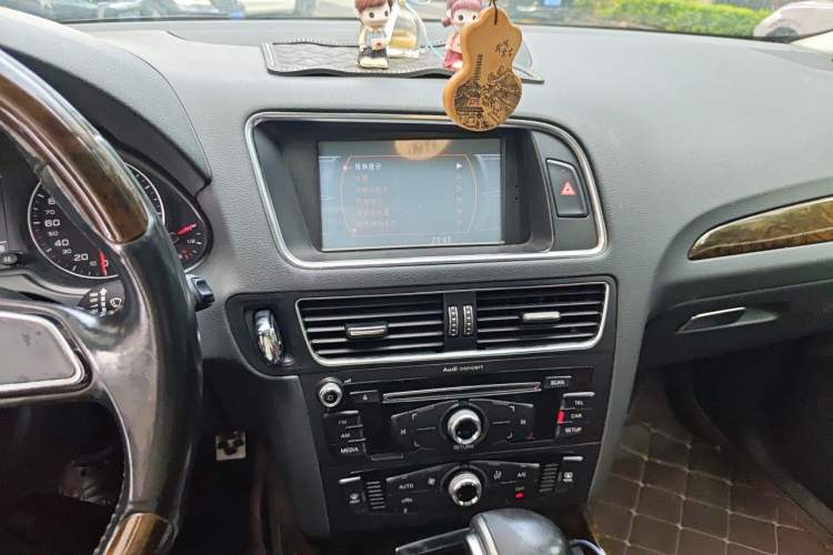 Used Audi Q5 2015 40 TFSI Trendy Edition Audio And AC Panel