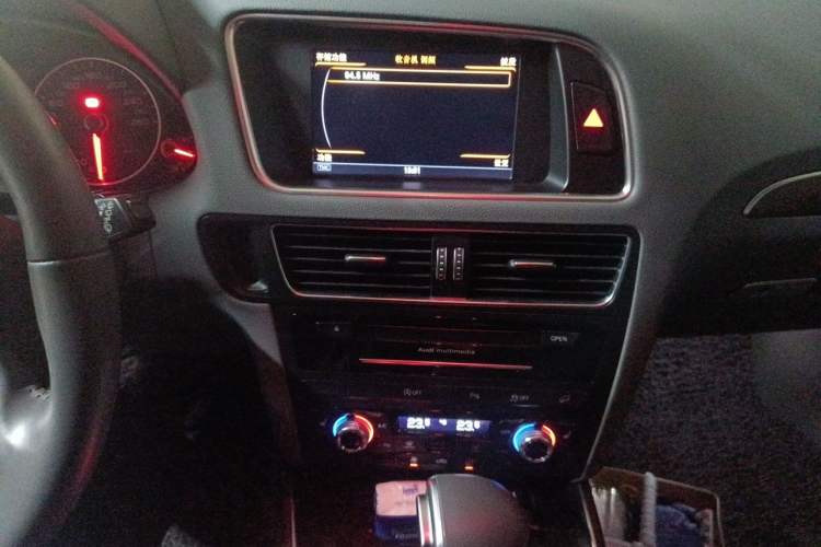 Used Audi Q5 2015 40 TFSI Comfort Model Audio And AC Panel