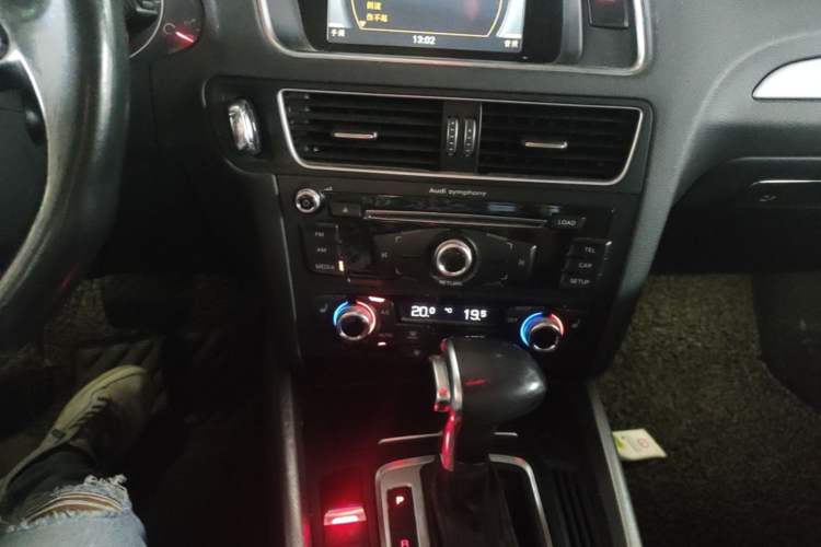 Used Audi Q5 2015 40 TFSI Technology Edition Audio And AC Panel