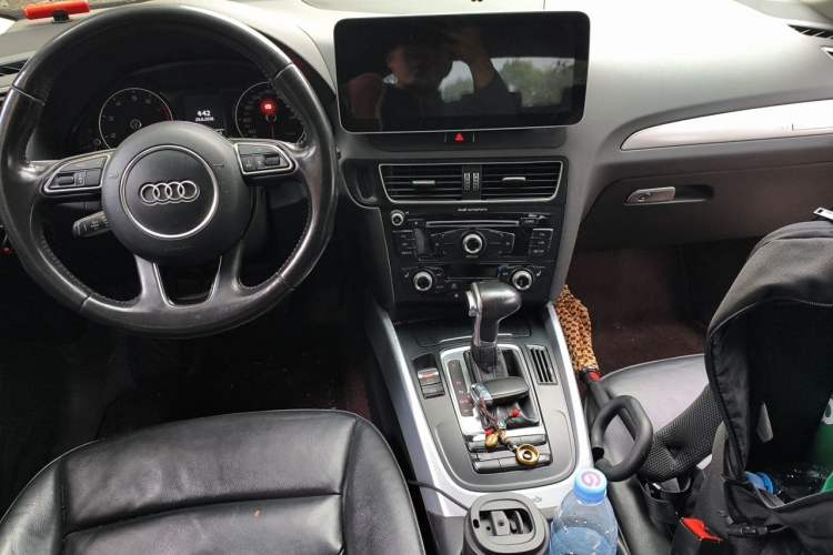 Used Audi Q5 2015 40 TFSI Comfort Model Center Console