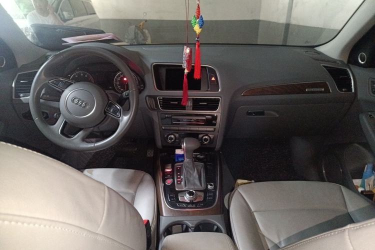 Used Audi Q5 2015 40 TFSI Comfort Model Center Console