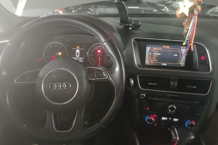Used Audi Q5 2015 40 TFSI Technology Edition Center Console