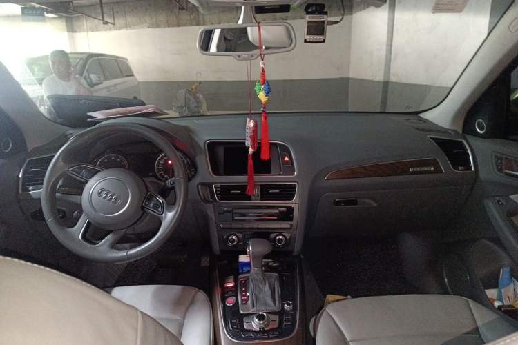 Used Audi Q5 2015 40 TFSI Comfort Model Headliner
