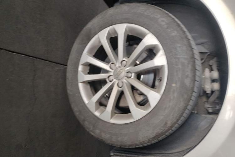 Used Audi Q5 2015 40 TFSI Technology Edition Left Front Wheel Hub