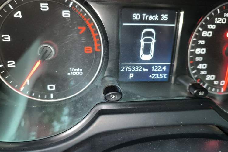 Used Audi Q5 2015 40 TFSI Comfort Model Odometer Close Up