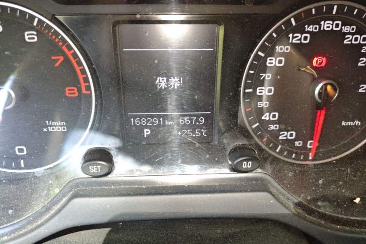 Used Audi Q5 2015 40 TFSI Trendy Edition Odometer Close Up
