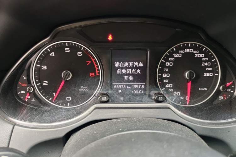 Used Audi Q5 2015 40 TFSI Trendy Edition Odometer Close Up