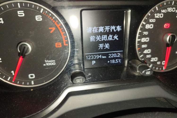Used Audi Q5 2015 40 TFSI Trendy Edition Odometer Close Up