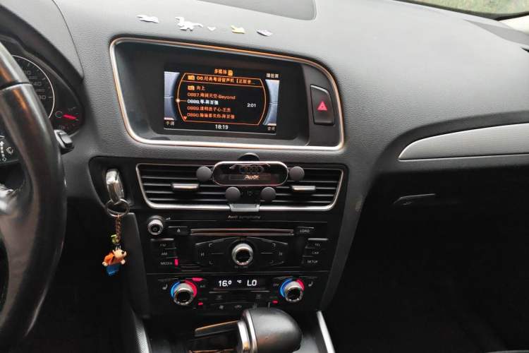 Used Audi Q5 2015 40 TFSI Technology Edition Audio And AC Panel