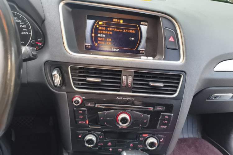 Used Audi Q5 2015 40 TFSI Technology Edition Audio And AC Panel