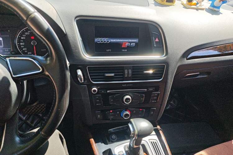 Used Audi Q5 2015 40 TFSI Trendy Edition Audio And AC Panel