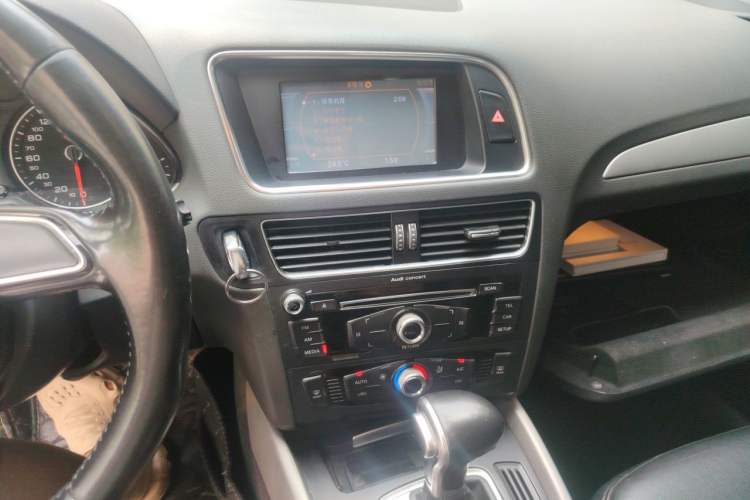 Used Audi Q5 2015 40 TFSI Technology Edition Audio And AC Panel