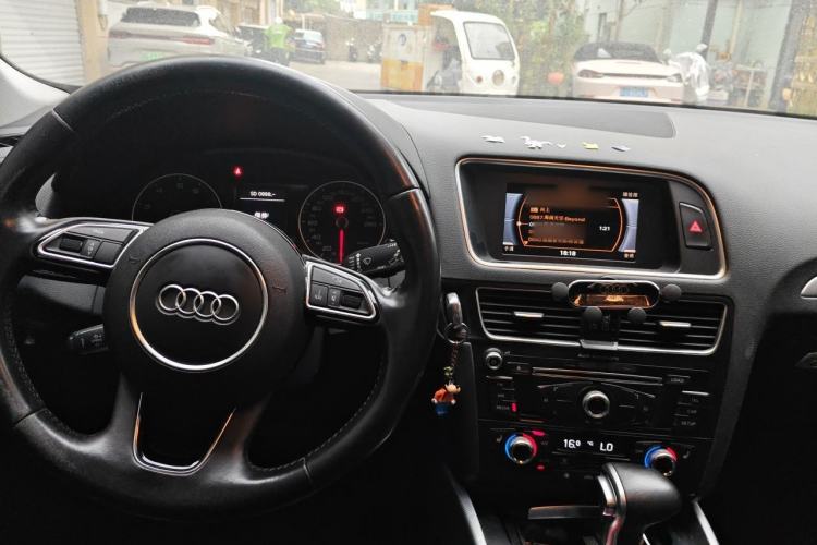 Used Audi Q5 2015 40 TFSI Technology Edition Center Console