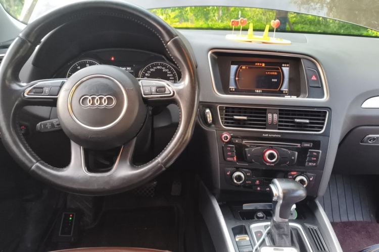 Used Audi Q5 2015 40 TFSI Technology Edition Center Console
