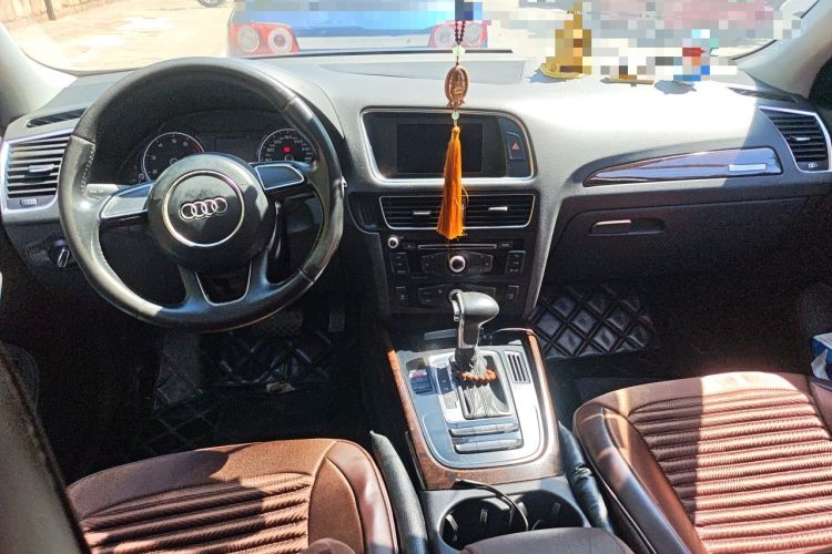 Used Audi Q5 2015 40 TFSI Trendy Edition Center Console