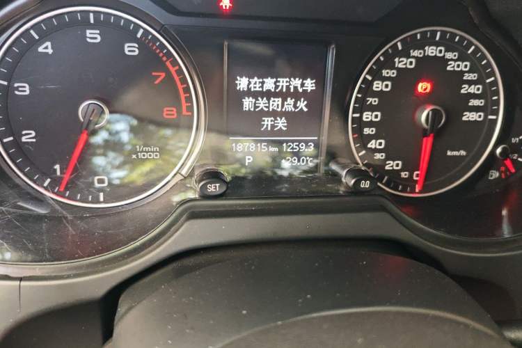 Used Audi Q5 2015 40 TFSI Trendy Edition Odometer Close Up