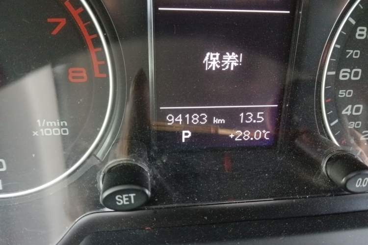 Used Audi Q5 2015 40 TFSI Technology Edition Odometer Close Up