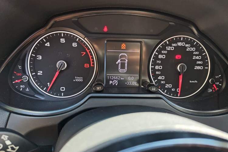 Used Audi Q5 2015 40 TFSI Trendy Edition Odometer Close Up