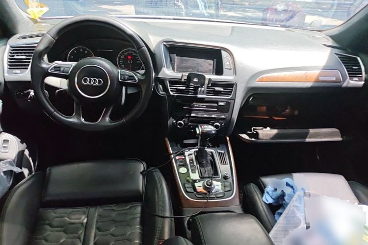 Used Audi Q5 2015 40 TFSI Comfort Model Center Console