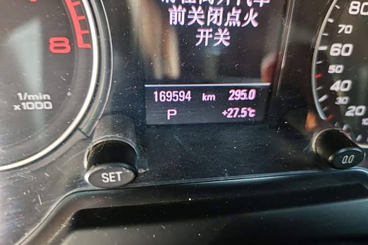 Used Audi Q5 2015 40 TFSI Comfort Model Odometer Close Up