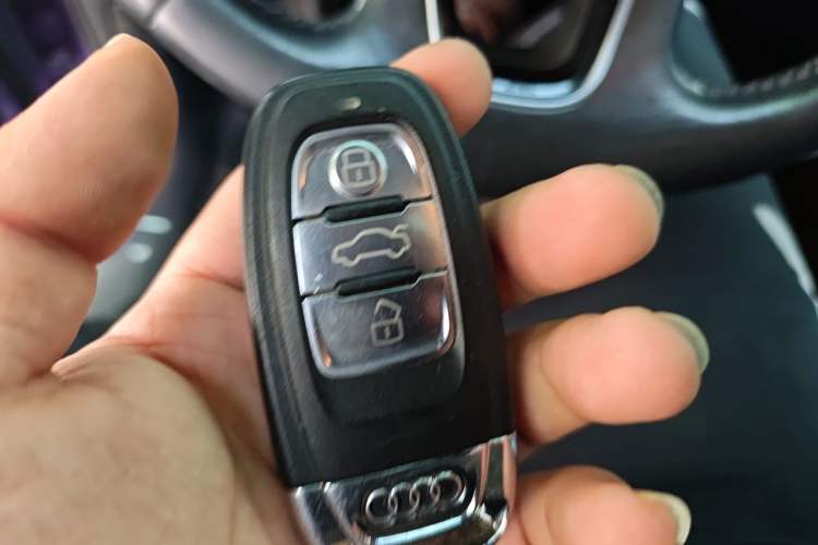 Used Audi Q5 2015 40 TFSI Comfort Model Vehicle Key