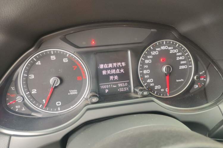 Used Audi Q5 2015 40 TFSI Technology Edition Odometer Close Up