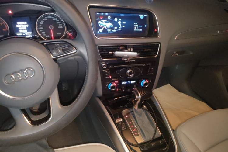Used Audi Q5 2015 40 TFSI Technology Edition Audio And AC Panel